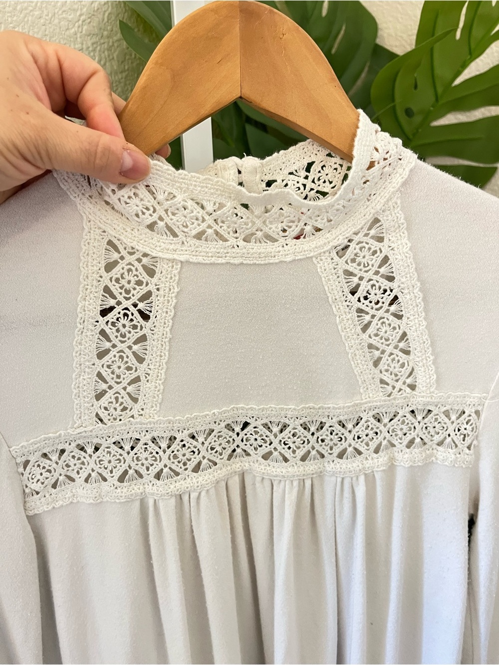 🤍 Eri + Ali Anthropologie Ivory Lace Mock Neck Blouse XS - Picture 4 of 9